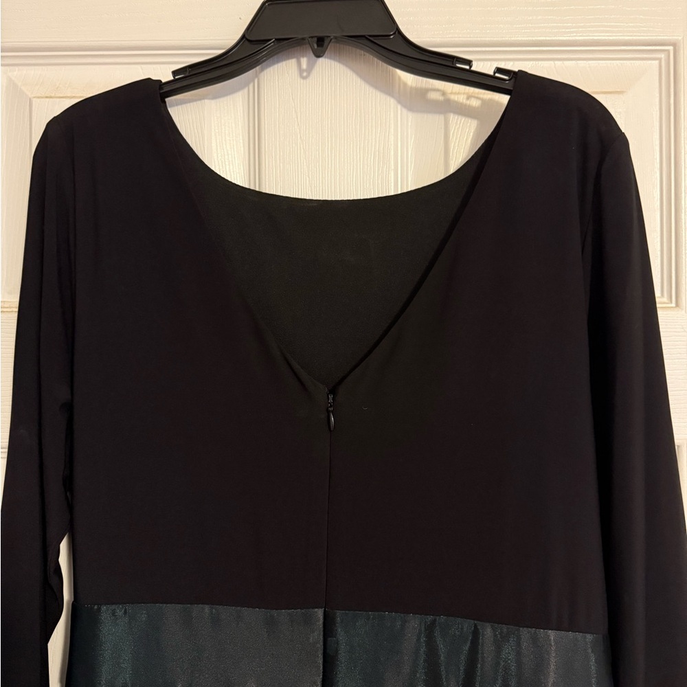 Chic Black and Green Long Sleeve Dress - Picture 3 of 7
